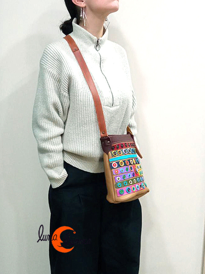 Esta imagen enseña el modelo, los colores pueden ser diferentes al bolso que está en venta