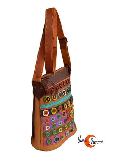 Esta imagen enseña el modelo, los colores pueden ser diferentes al bolso que está en venta