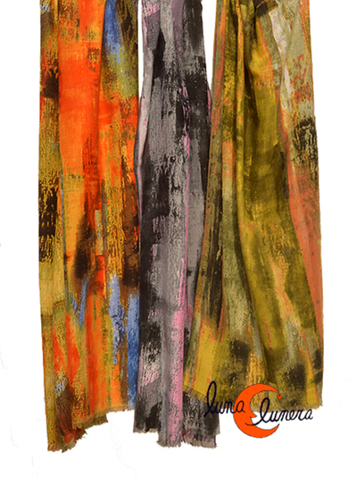 Bufanda de tacto muy suave y ligera.