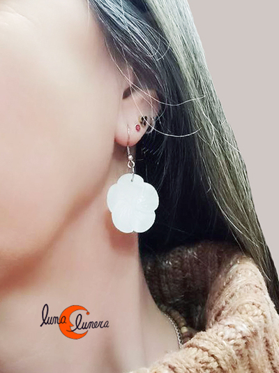 Pendiente hecho de nácar con forma de flor.