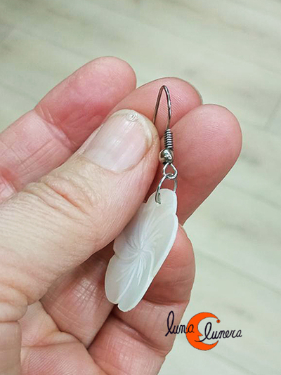 Pendiente hecho de nácar con forma de flor.