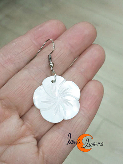 Pendiente hecho de nácar con forma de flor.