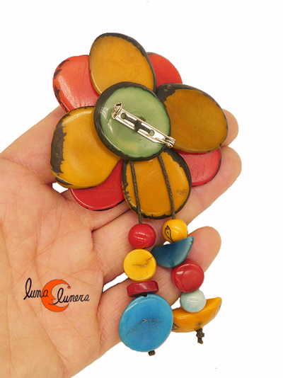 Broche de semillas de tagua flor grande con flecos