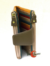 Los colores del interior de las carteras varían según su color exterior.