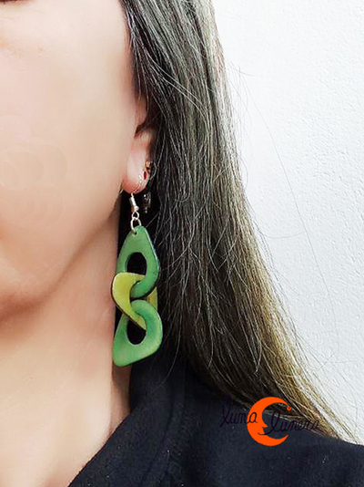 Esta foto enseña el tamaño, los colores pueden ser diferentes al pendiente que está en venta