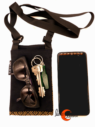 Bolsito XXL para móvi. La imágen muestra el modelo, los colores pueden no coincidir con el producto que está en venta.