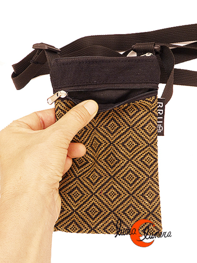 Bolsito XXL para móvi. La imágen muestra el modelo, los colores pueden no coincidir con el producto que está en venta.