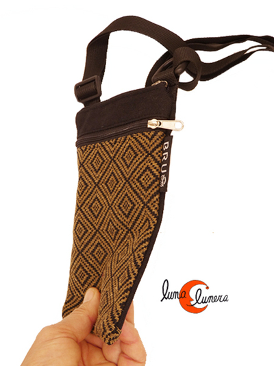 Bolsito XXL para móvi. La imágen muestra el modelo, los colores pueden no coincidir con el producto que está en venta.