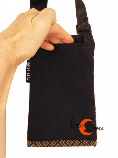 Bolsito XXL para móvi. La imágen muestra el modelo, los colores pueden no coincidir con el producto que está en venta.