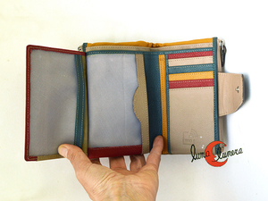 Los colores del interior de las carteras varían según su color exterior.