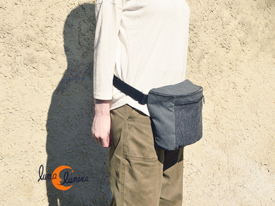 Esta imágen enseña el modelo y el tamaño, los colores puedenser diferentes a la riñonera que está en venta