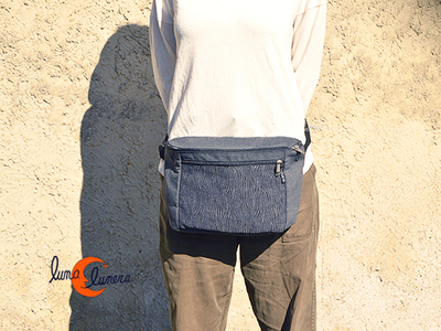 Esta imágen enseña el modelo y el tamaño, los colores puedenser diferentes a la riñonera que está en venta