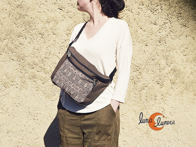 Esta imágen enseña el modelo y el tamaño, los colores puedenser diferentes a la riñonera que está en venta