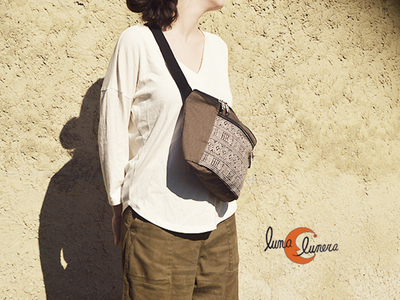 Esta imágen enseña el modelo y el tamaño, los colores puedenser diferentes a la riñonera que está en venta