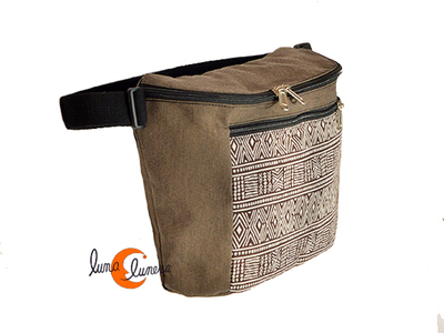 Esta imágen enseña el modelo y el tamaño, los colores puedenser diferentes a la riñonera que está en venta