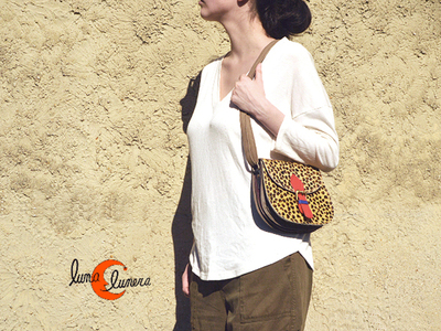 Esta imagen enseña el modelo, los colores puedenser diferentes al bolso que está en venta