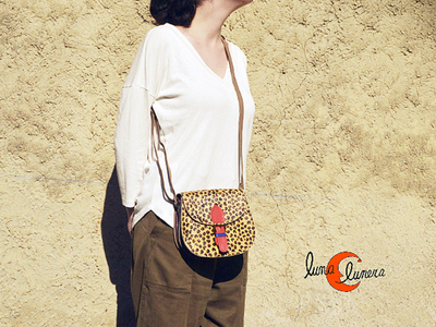 Esta imagen enseña el modelo, los colores puedenser diferentes al bolso que está en venta