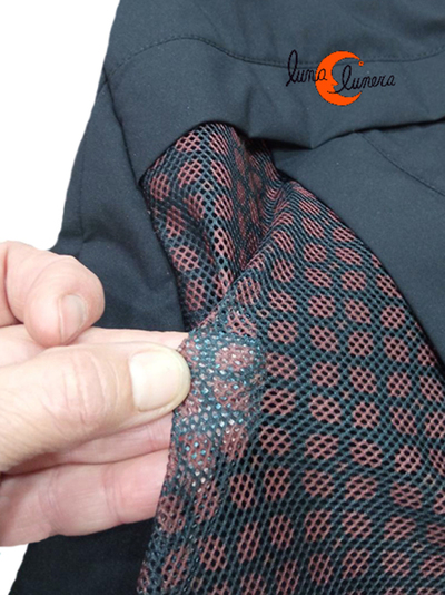 Sobre la tela impermeable, tiene una con aspecto de RED donde lleva el estampado.