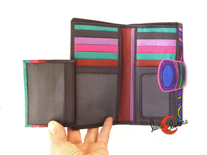 Preciosas carteras de piel pintadas a mano con vivos colores.