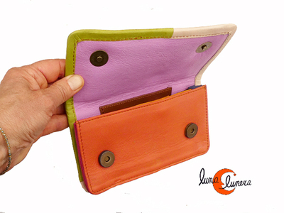Se enseña el modelo, los colores pueden ser diferentes al monedero que está en venta. Pregunte si tiene dudas.