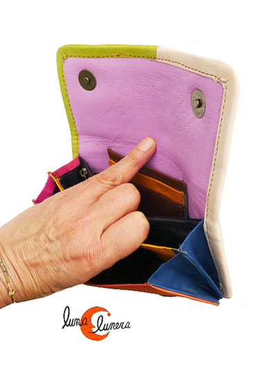 Se enseña el modelo, los colores pueden ser diferentes al monedero que está en venta. Pregunte si tiene dudas.