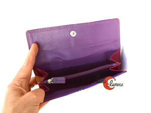 Preciosas carteras de piel pintadas a mano con vivos colores.