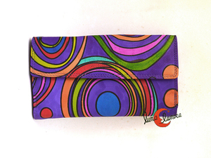 Preciosas carteras de piel pintadas a mano con vivos colores.