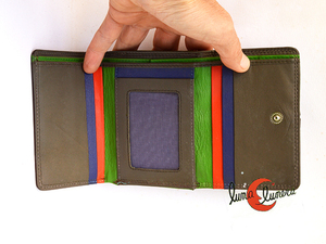 Apartado para seis tarjetas y DNI, con espaciotambién debajo de las tarjetas.
