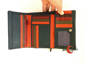 Muchos espacios interiores para tarjetas y monedero con cremallera.