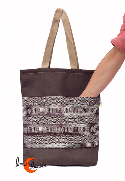 Esta imagen enseña el modelo, los colores pueden ser diferentes al bolso que está en venta.