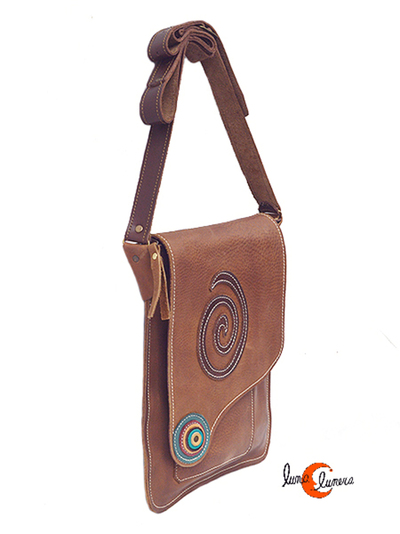ESta imágen enseña el modelo, los colores pueden ser distintos al bolso que está en venta.