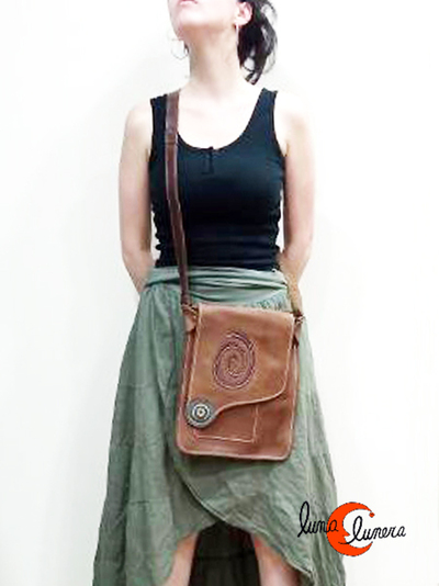 ESta imágen enseña el modelo, los colores pueden ser distintos al bolso que está en venta.