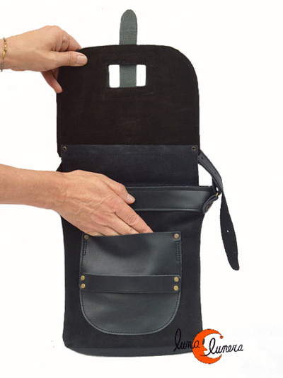 Bolso bandolera negro de piel y ante.
