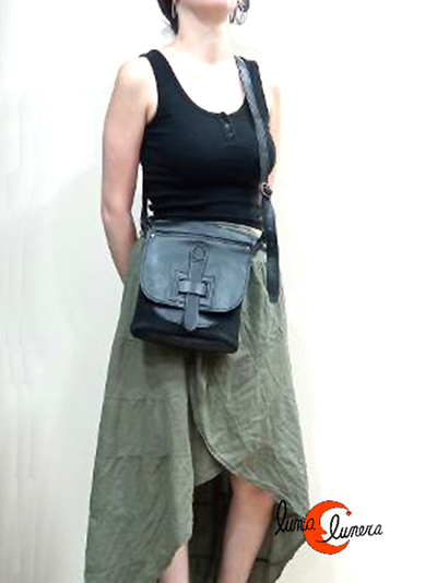 Bolso bandolera negro de piel y ante.