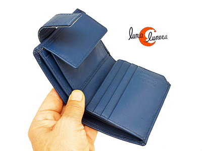 Cartera de piel con tarjetero, billetero y monedero interior.