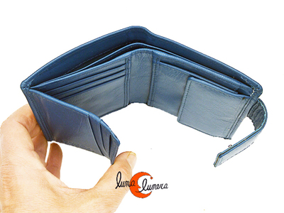 Cartera de piel con tarjetero, billetero y monedero interior.
