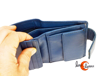 Cartera de piel con tarjetero, billetero y monedero interior.