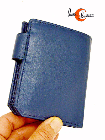 Cartera de piel con tarjetero, billetero y monedero interior.