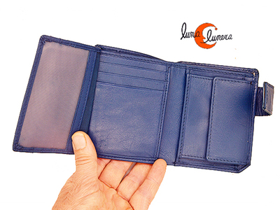 Cartera de piel con tarjetero, billetero y monedero interior.