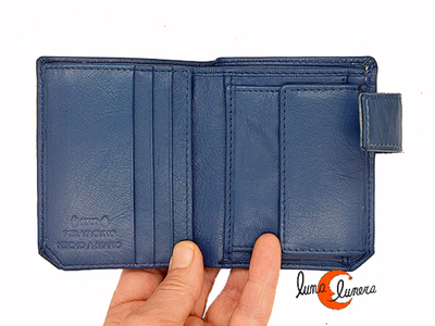 Cartera de piel con tarjetero, billetero y monedero interior.