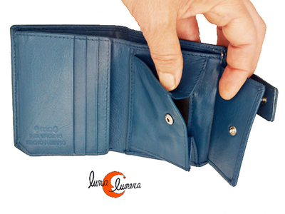 Cartera de piel con tarjetero, billetero y monedero interior.