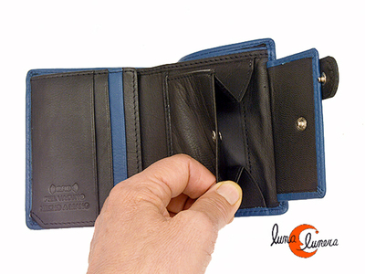 Cartera de piel con tarjetero, billetero y monedero interior.
