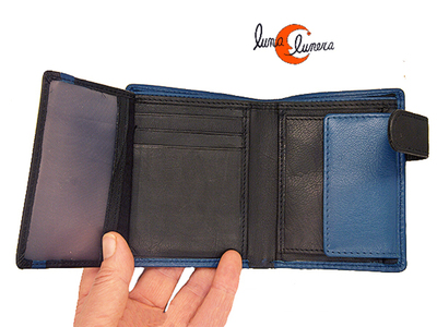 Cartera de piel con tarjetero, billetero y monedero interior.