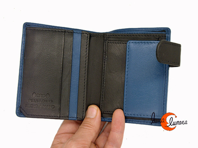 Cartera de piel con tarjetero, billetero y monedero interior.