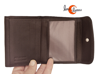 Caretra de piel con monedero exterior.