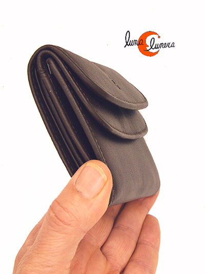 Caretra de piel con monedero exterior.