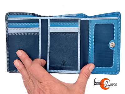 Esta foto enseña el modelo, los colores pueden no correspoder con la cartera que está en venta.