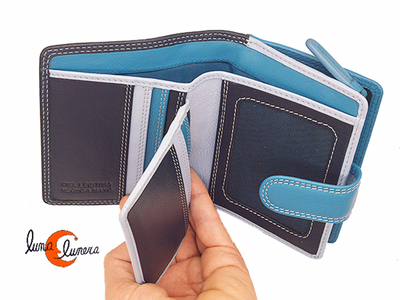 Esta foto enseña el modelo, los colores pueden no correspoder con la cartera que está en venta.