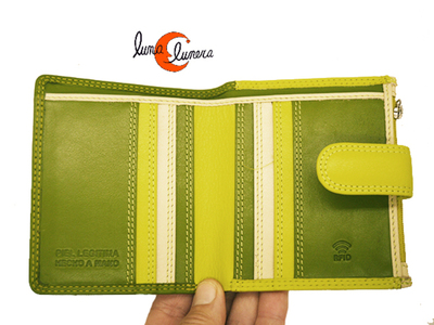 Esta foto enseña el modelo, los colores pueden no correspoder con la cartera que está en venta.