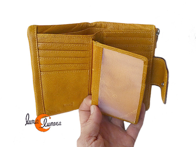 Esta imagen enseña el modelo, los colores pueden ser diferentes a la cartera que está en venta.